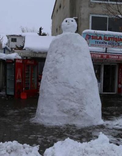 Vartolu esnaf 2 metrelik kardan adam yaptı
