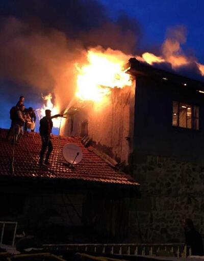 Ankarada 3 katlı ahşap ev yandı