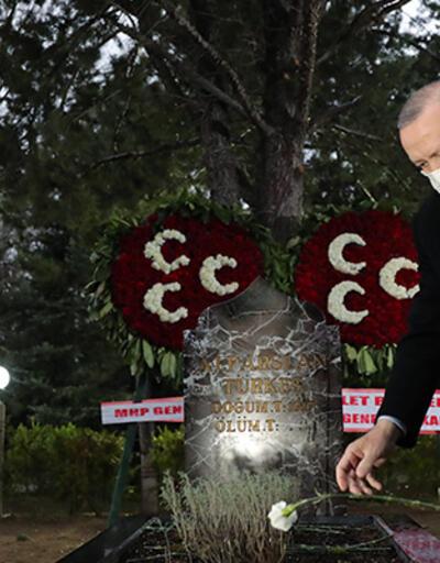 Cumhurbaşkanı Erdoğan, Alparslan Türkeşin anıt mezarını ziyaret etti