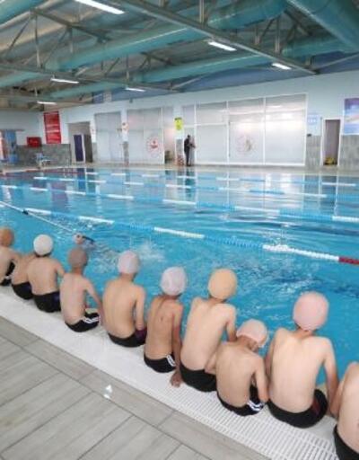 Başkaleli çocuklar yüzme öğreniyor