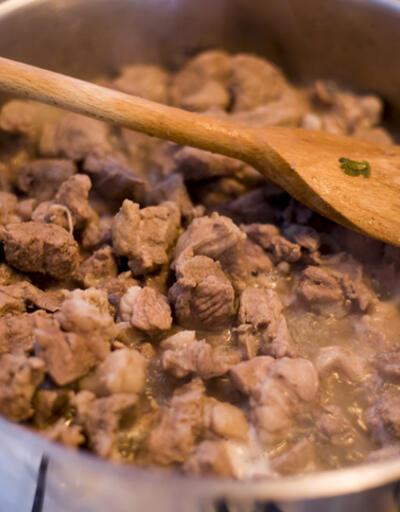 Pratik Dana kavurma nasıl yapılır Kolay et kavurma tarifi… Kurban eti nasıl pişirilir