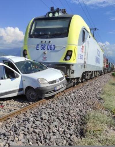 Kontrolsüz geçitten geçerken tren çarptı; 2 kişi yaralandı