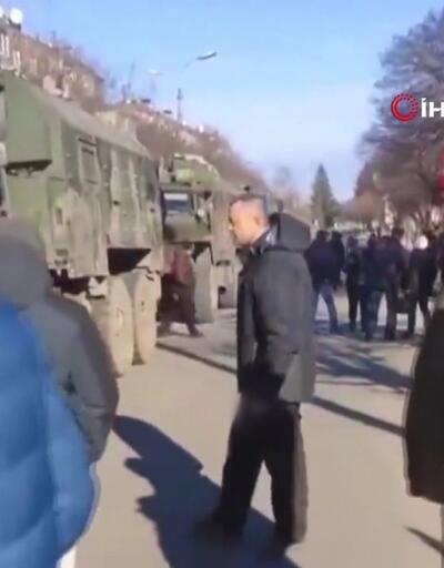 Ukraynada halk Rus tankının önünü keserek milli marş okudu