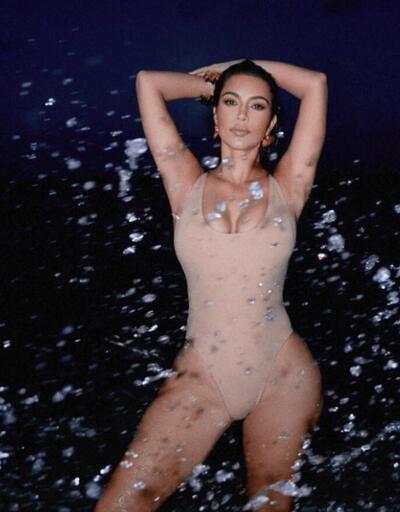Kim Kardashian gecenin bir yarısı plaja indi