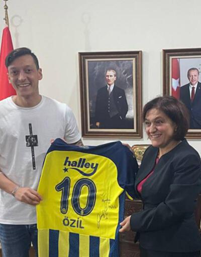 Son dakika... Mesut Özil, T.C. Cakarta Büyükelçiliğini ziyaret etti