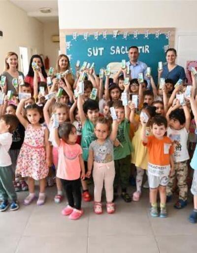 Biga Belediye Başkanı Erdoğan, öğrencilere süt ikram etti