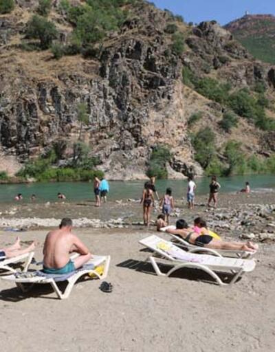 Tunceli’de sıcaklık 40 dereceyi buldu; halk Munzur ve Pülümür çaylarında serinledi
