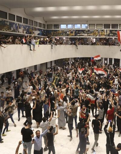 Sadr destekçileri Irak Meclisi’ni bastı