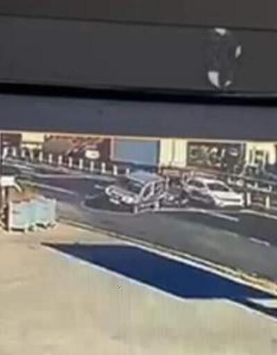 Otomobille hafif ticari aracın çarpıştığı kaza kamerada