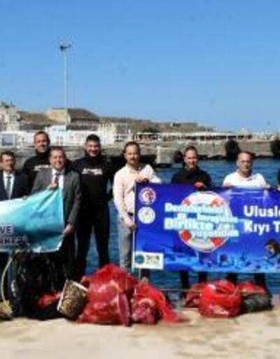 Bozcaada Limanında 30 dakikada 40 çuval çöp toplandı