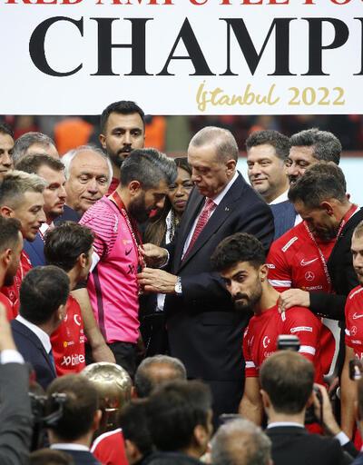 Ampute Futbol Milli Takımı, kupasını Cumhurbaşkanı Erdoğanın elinden aldı