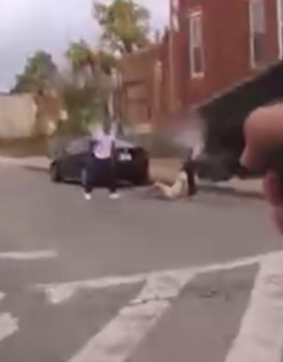Sosyal medyanın konuştuğu görüntüler: ABDde polis, bıçaklı saldırgana bir şarjör mermi sıktı