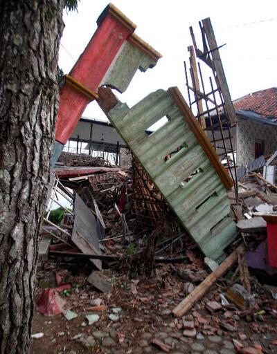 Endonezyada deprem felaketi: 160tan fazla kişi hayatını kaybetti