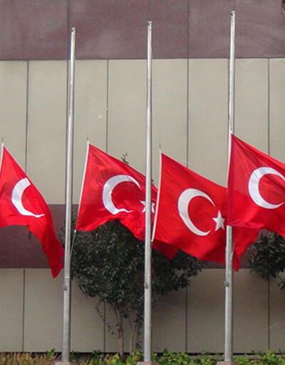 İstanbulda bayraklar yarıya indirildi