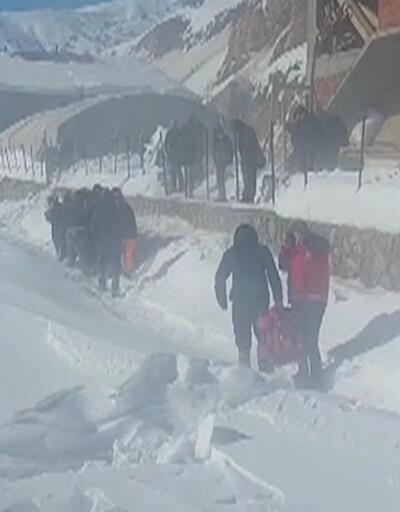Köy yolu kar nedeniyle kapandı Yaralı depremzedeler helikopterle taşındı