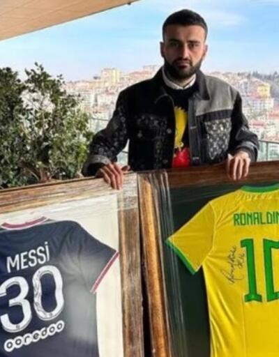 CZN Burak, Messi ve Ronaldinho imzalı formalarını sattı