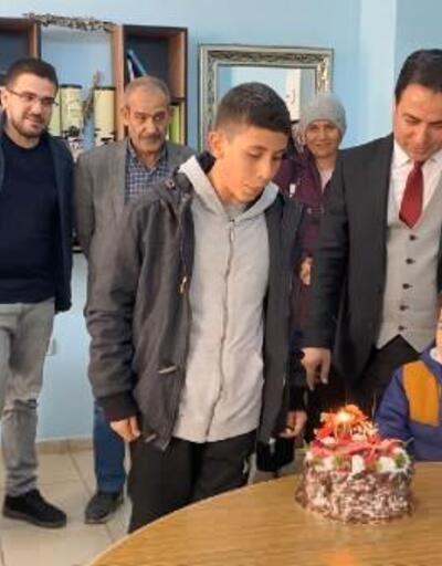Midyatta depremzede Harun Bekir’e okulda doğum günü sürprizi