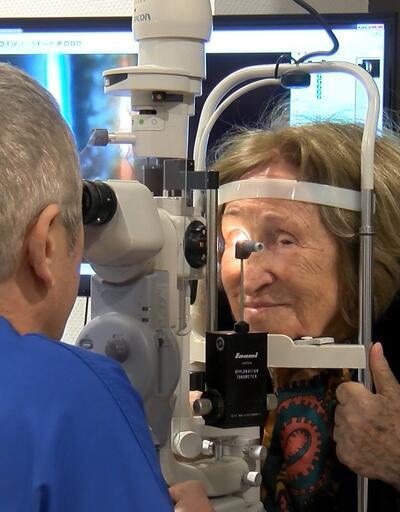 Sadece ışığa hassasiyeti vardı; 94 yaşında olduğu ameliyat ile görme seviyesi arttı