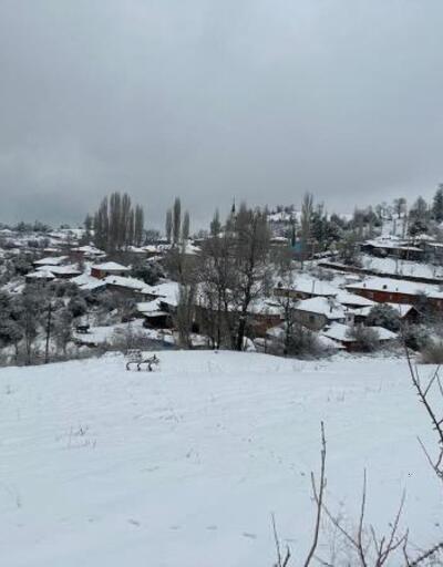 Turgutluda kar yağışı etkili oldu; Dağmarmarada eğitime 1 gün ara