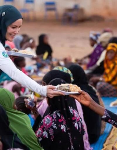 Gamze Özçelik depremzedeler için iftar verdi