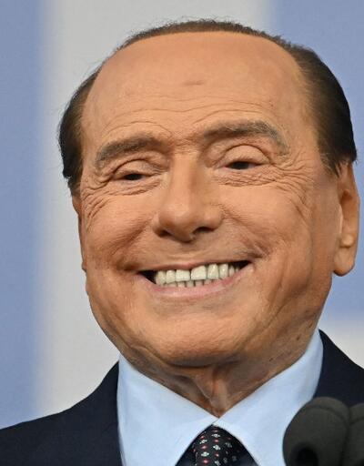 İtalyanın eski başbakanı Berlusconi hastaneye kaldırıldı