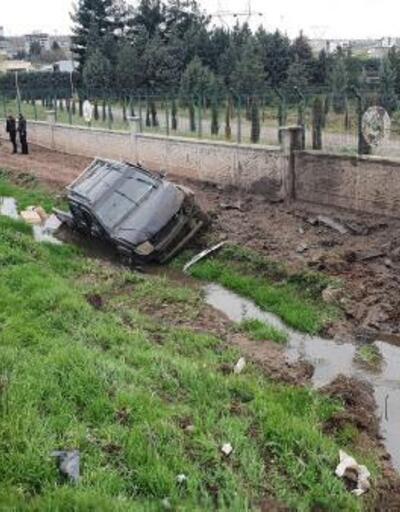 Diyarbakırda şarampole devrilen kamyonetin sürücüsü yaralandı