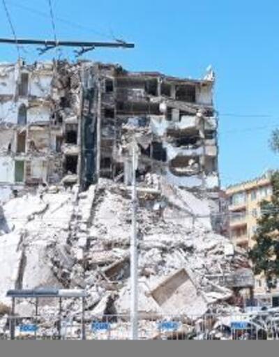 Şanlıurfa’da hasarlı bina yıkımı sürüyor
