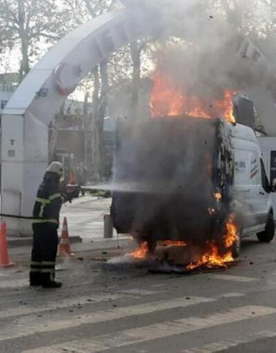 Ses sistemlerinin bulunduğu, belediyeye ait minibüs yandı
