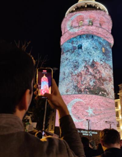 Galata Kulesi 23 Nisanda Atatürkün fotoğraflarıyla renklendi