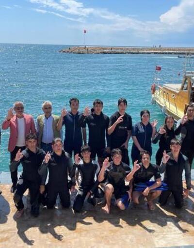 Liseli dalgıçlar denizde Türk bayrağı açtı