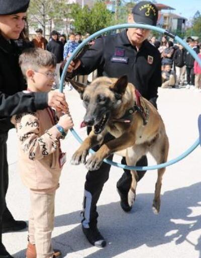 Jandarmadan, özel eğitimli köpekle, öğrencilere  bilgilendirme eğitimi