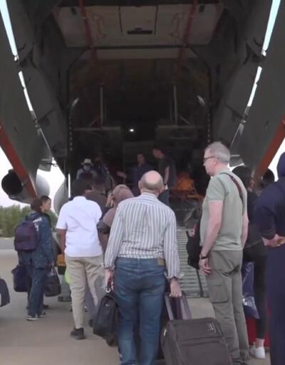 Sudan’dan tahliye edilen 200’den fazla kişi Moskova’ya ulaştı