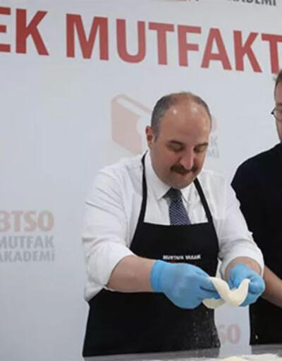 Bakan Varank mutfakta Önlüğü taktı, cantığı açtı