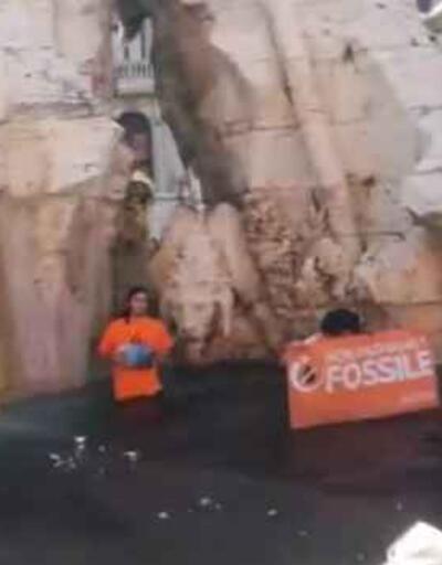 Roma’daki tarihi çeşmeye kömür bazlı sıvıyla saldırı