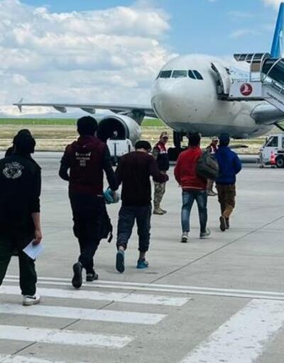 Afganistanlı 227 kaçak göçmen ülkelerine gönderildi