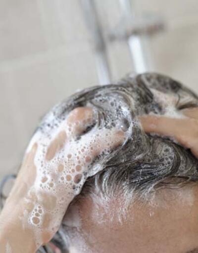 Bu şampuanları sakın almayın Saç derisindeki kabuklanma, kaşıntı, sedef ve egzamanın en önemli nedeni