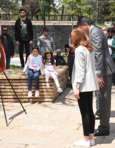 STKlardan Atatürk Anıtına 19 Mayıs çelengi