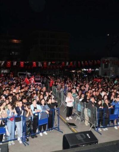 Edremitte 19 Mayıs coşkusu Gençlik yürüyüşü ve Emre Aydın konseriyle yaşandı