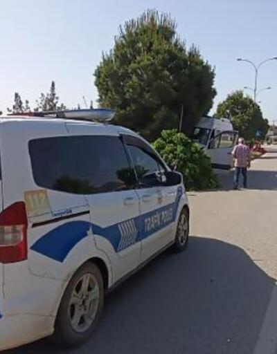 Gaziantep’te, yolcu minibüsü aydınlatma direği ile ağaca çarptı
