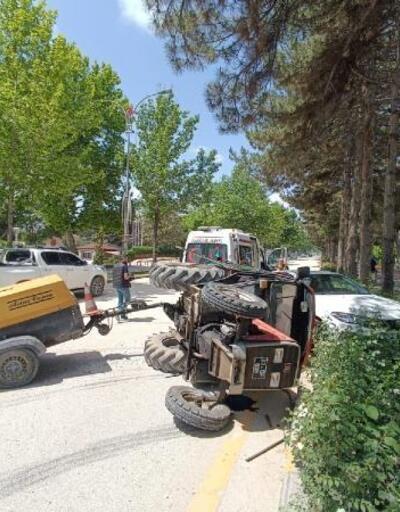 Elazığ’da otomobile çarparak devrilen traktör sürücüsü yaralandı