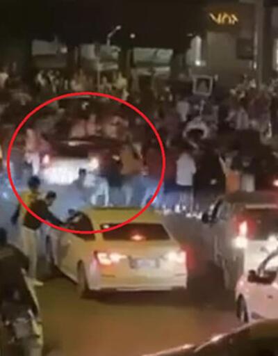 Bursada otomobil kutlama yapan Galatasaray taraftarlarının arasına daldı