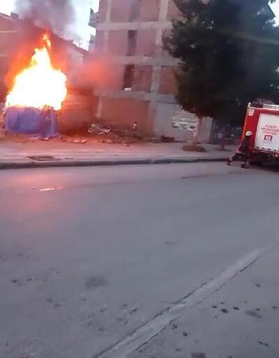 Elazığ’da park halindeki minibüs alev alev yandı