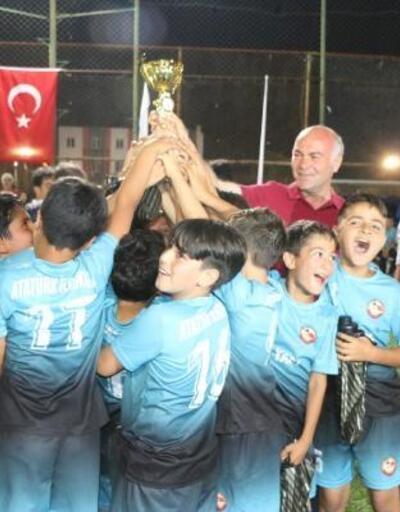 Kozanda okullar arası futbol turnuvasında Atatürk İlkokulu birinci oldu