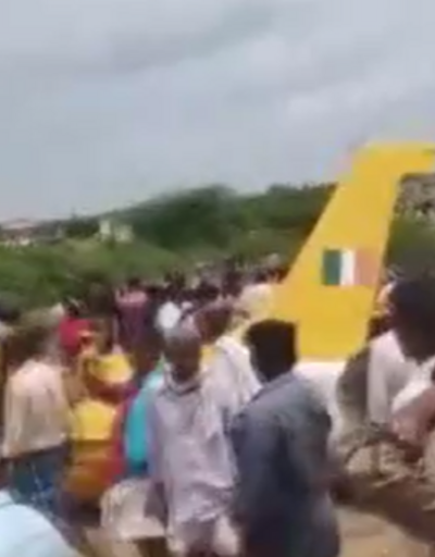 Hindistan’da askeri eğitim uçağı düştü: 2 yaralı