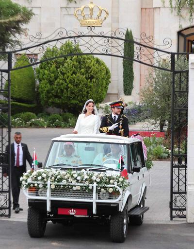 Aylardır beklenen düğün başladı Ülkede resmi tatil ilan edildi