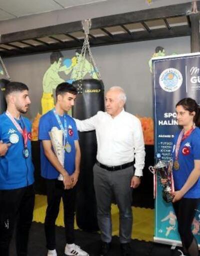 Başkan Gültak, Dünya Kick Boks Şampiyonasına damga vuran genç sporcuları ziyaret etti