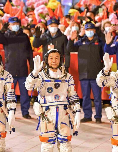 Çinli astronotlar 6 ay sonra dünyaya döndü