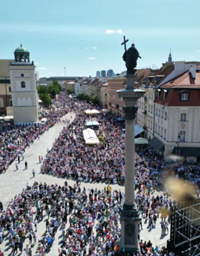 Polonyada binlerce kişi sokaklara döküldü