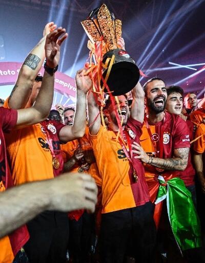 Şampiyonluk kutlamalarında Galatasaraylı futbolcular hangi şarkıyla sahneye çıktı