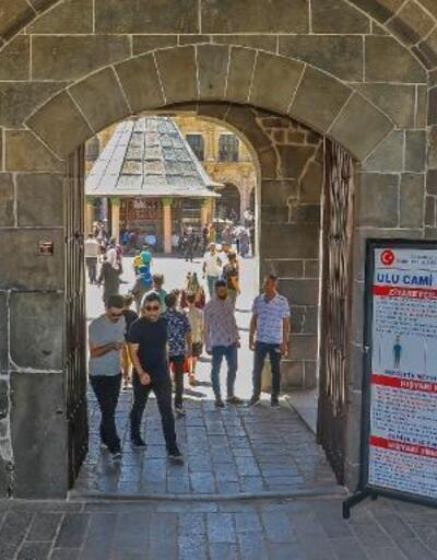 Diyarbakır’da tarihi mekanlar kent dışından gelenlerle doldu